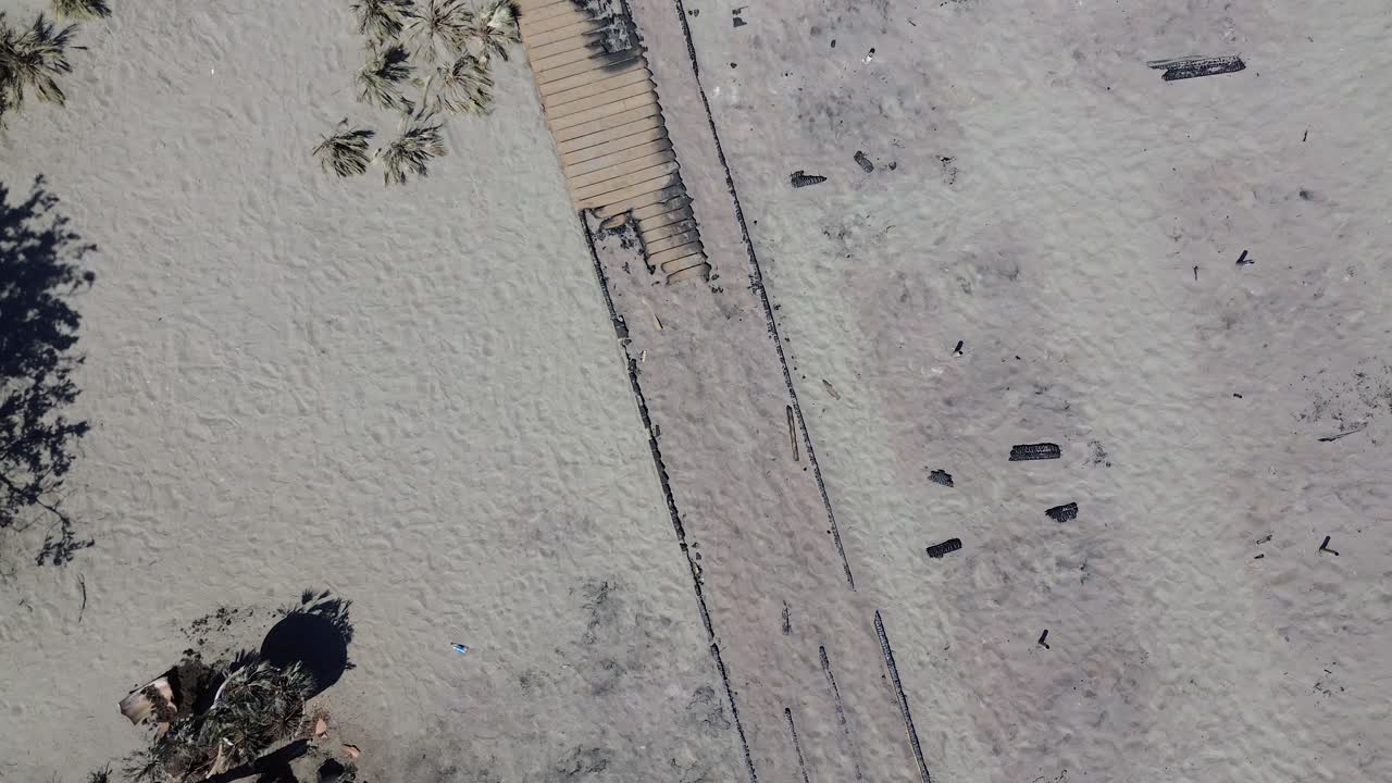 로데스 산불 피해 소방대가 그리스를 떠난 후, 로데스는 린도스, 아르칸젤로스, 마사리, 아가티, 말로나스, 라르도스, 칼라토스, 아스클레피온에서 불타버렸습니다.