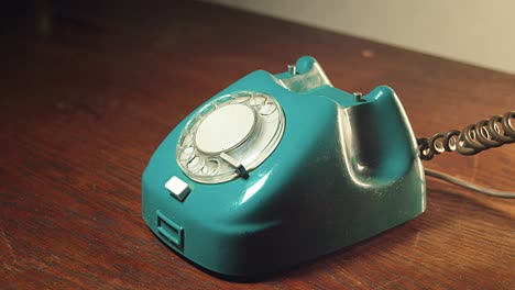 la mano levanta el auricular del teléfono y después de un momento lo vuelve a dejar