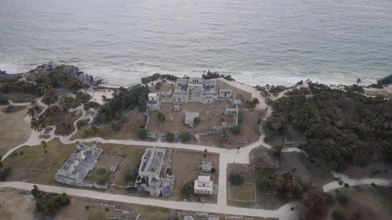 toma aérea de dolly drone de las ruinas mayas