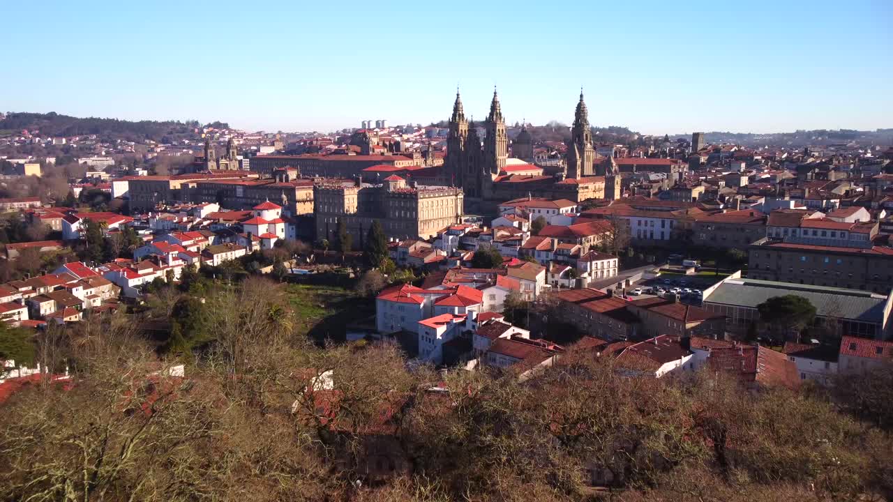 Katedralen og omgivelserne set fra luften fra Alameda Park i Santiago de Compostela