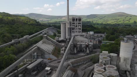 vuelo aéreo de drones sobre el techo de las fábricas de cemento breedon hope en el parque nacional del distrito peak de derbyshire
