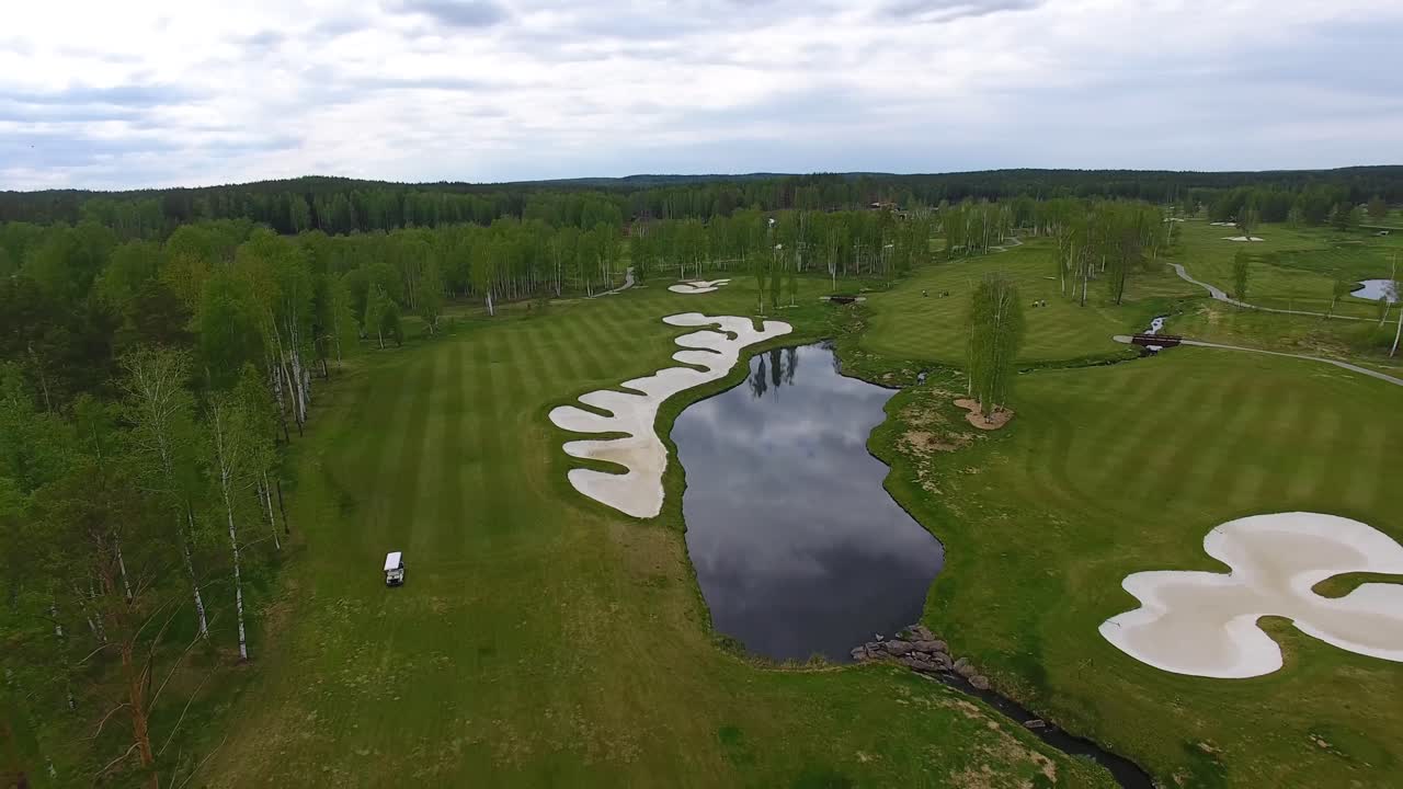 숲 속 의 골프 코스 의 공중 풍경