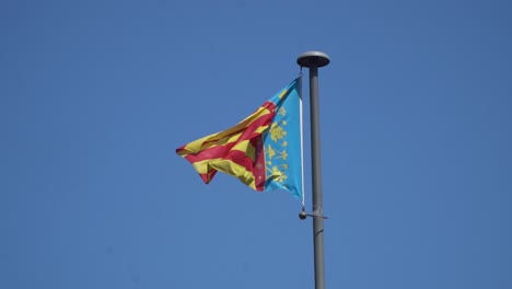 Cámara-Lenta-De-La-Bandera-De-Valencia-Ondeando-En-El-Viento