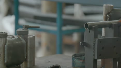 brazos robóticos industriales que trabajan automáticamente en la soldadura de fábricas industriales autónomas inteligentes