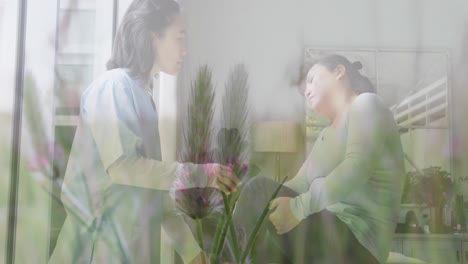 animación de un médico asiático tratando a una paciente femenina sobre plantas