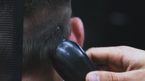 Barbero-Hace-Corte-De-Pelo-Afeitándose-El-Pelo-En-La-Cabeza-Hacia-Atrás-Con-Maquinilla