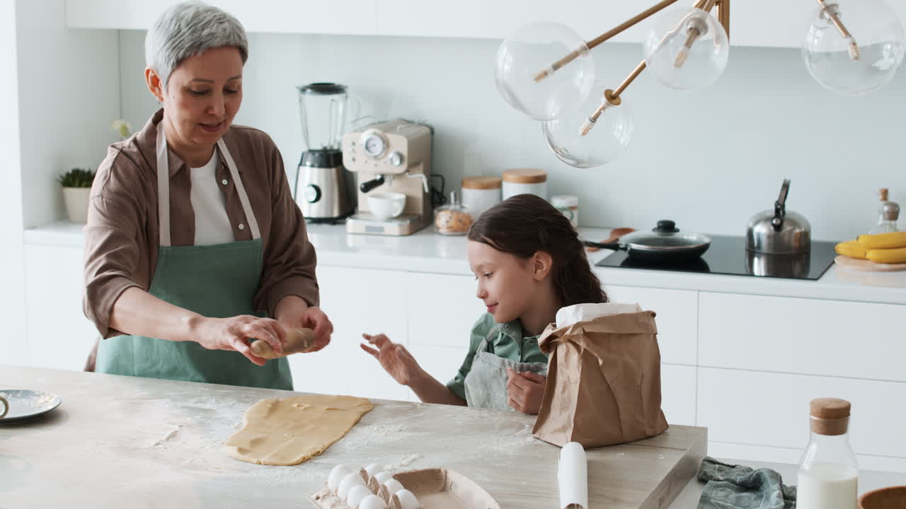 la abuela y la niña horneando