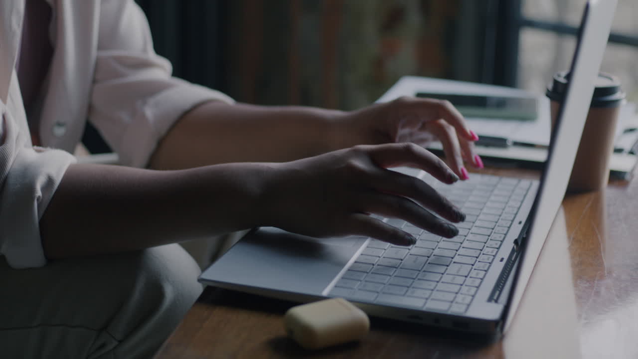 Kvinna som arbetar på en bärbar dator