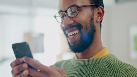 Teléfono,-Sonrisa-Y-Redes-Sociales-Con-Un-Hombre-Negro.