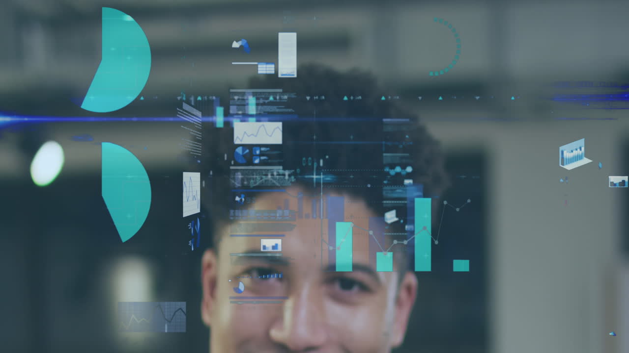 animación del procesamiento de datos sobre empresario biracial que trabaja en la oficina
