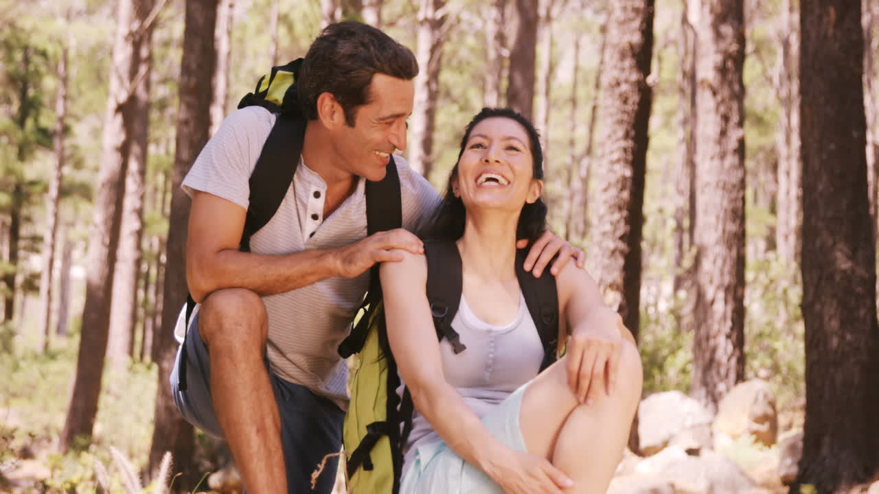 웃는 커플이 서로 얘기하고 있다