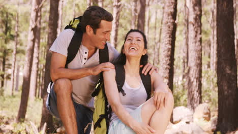 una pareja sonriente hablando entre sí.