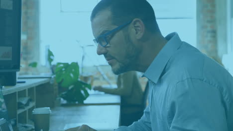 animación de la red de conexiones a través de un empleado de oficina caucásico.
