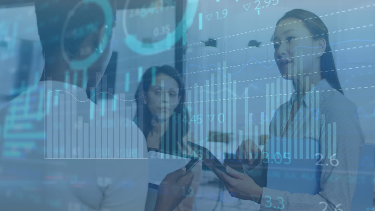 animación del procesamiento de datos financieros sobre diversas personas de negocios en la oficina