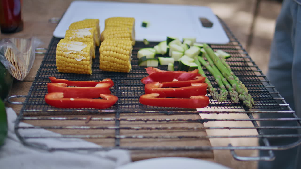 Primo piano di verdure fresche grigliate, pronte per il barbecue. Persona sconosciuta che cucina