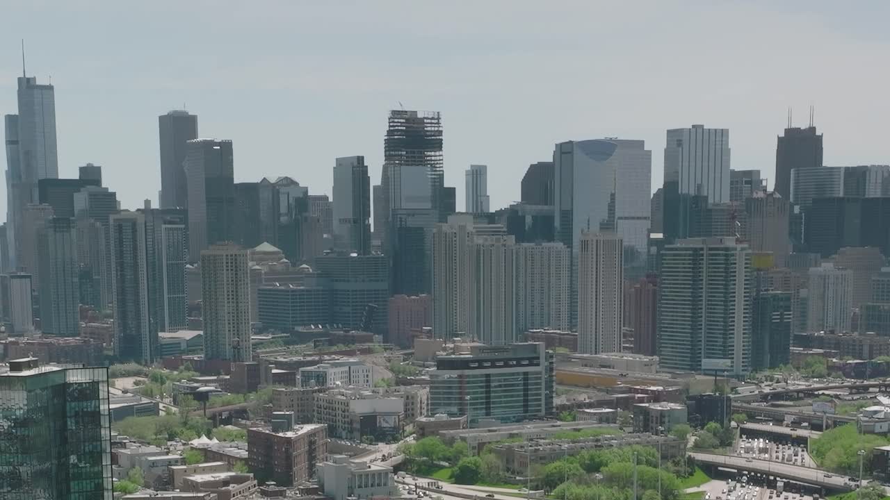 Views of a vibrant Chicago skyline with modern architecture and greenery