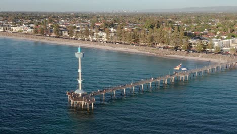 aerial del muelle de brighton beach con el cbd de adelaide en el fondo, australia del sur