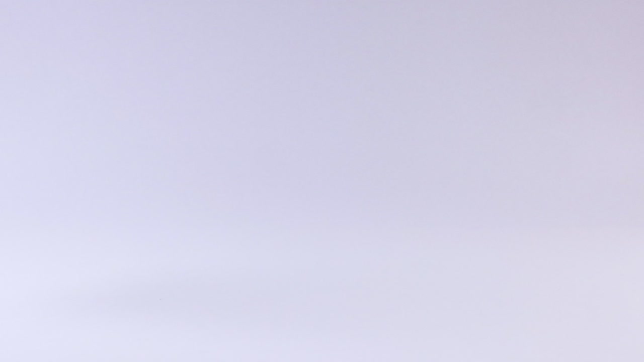 una pelota de tenis azul rebota en una superficie blanca