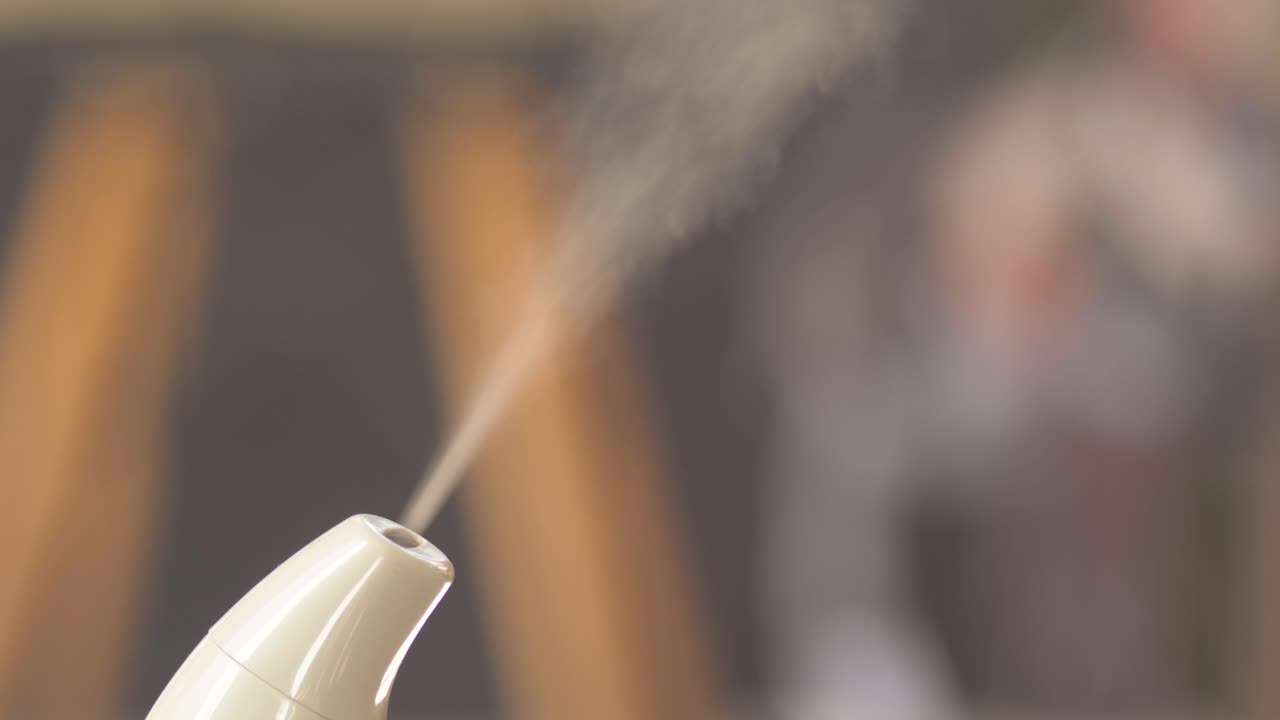 humidificador moderno que trabaja en la sala de estar