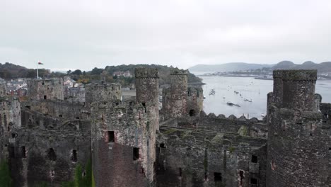histórico castillo de conwy vista aérea de la ciudad histórica ruina muro de piedra almenas atracción turística baja izquierda dolly
