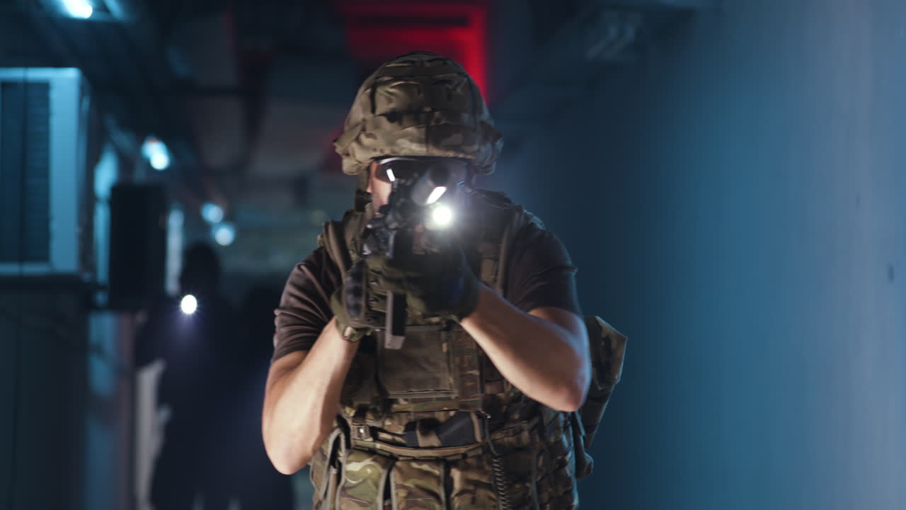 солдаты в темном туннеле.