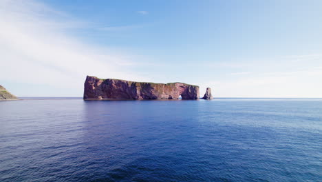 Drohnen-Kamerafahrt-Von-Percé-Rock-über-Dem-Sankt-Lorenz-Strom-An-Einem-Sonnigen-Tag