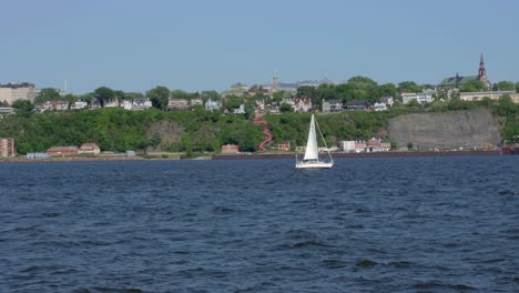 ein segelboot segelt den st.