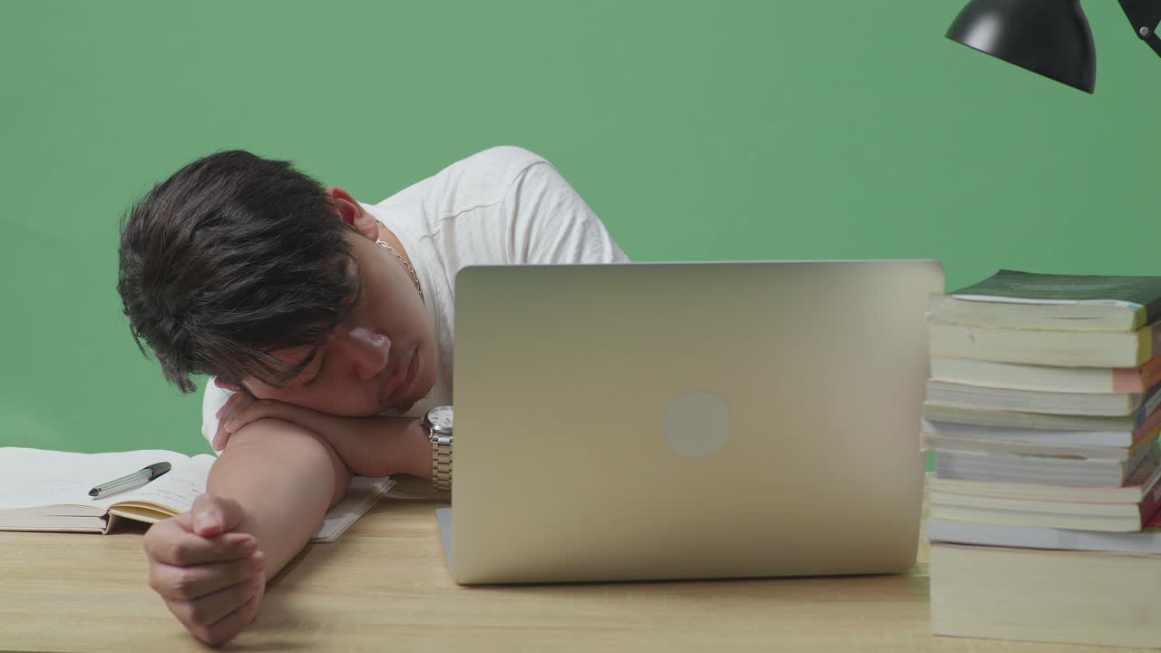책상 에서 자고 있는 피곤 한 학생