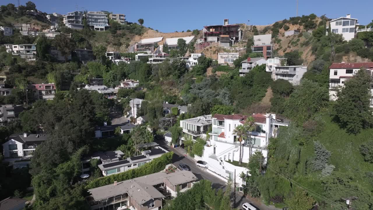aerial de hollywood exclusiva mansión de las casas, flyover que muestra los ricos y famosos
