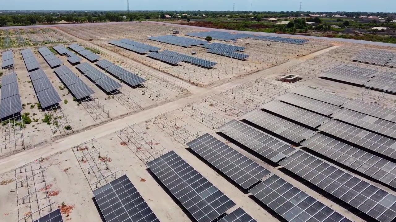 Vista aerea di una centrale fotovoltaica con nuovi pannelli solari in costruzione a Jambur, Gambia