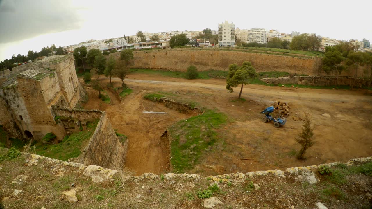 desde la pared de una fortaleza medieval se puede ver la moderna ciudad de famagusta.