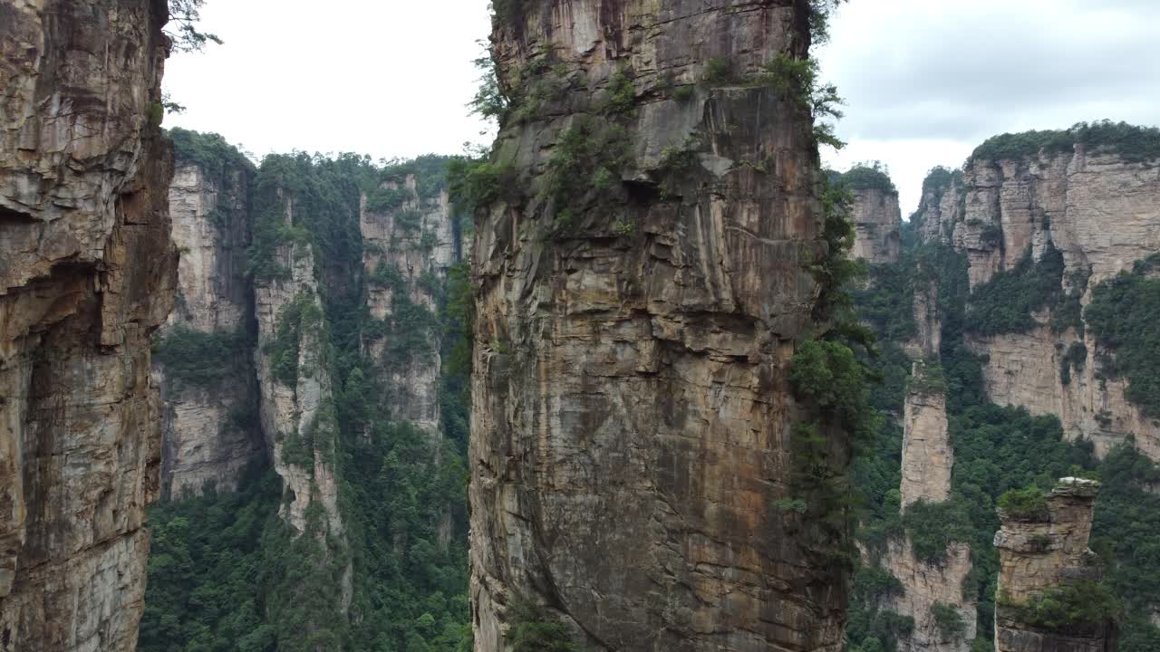 Stunning Elevator Shot Ascending Above Heaven Pillar Avatar Hallelujah Mountain In Zhangjiajie, China