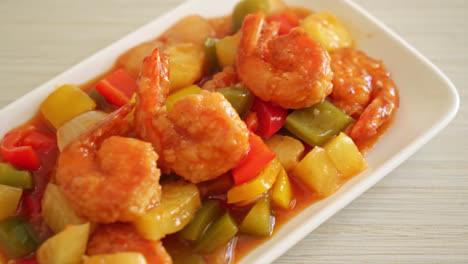 salteado agridulce con camarones fritos en el plato - estilo de comida asiática