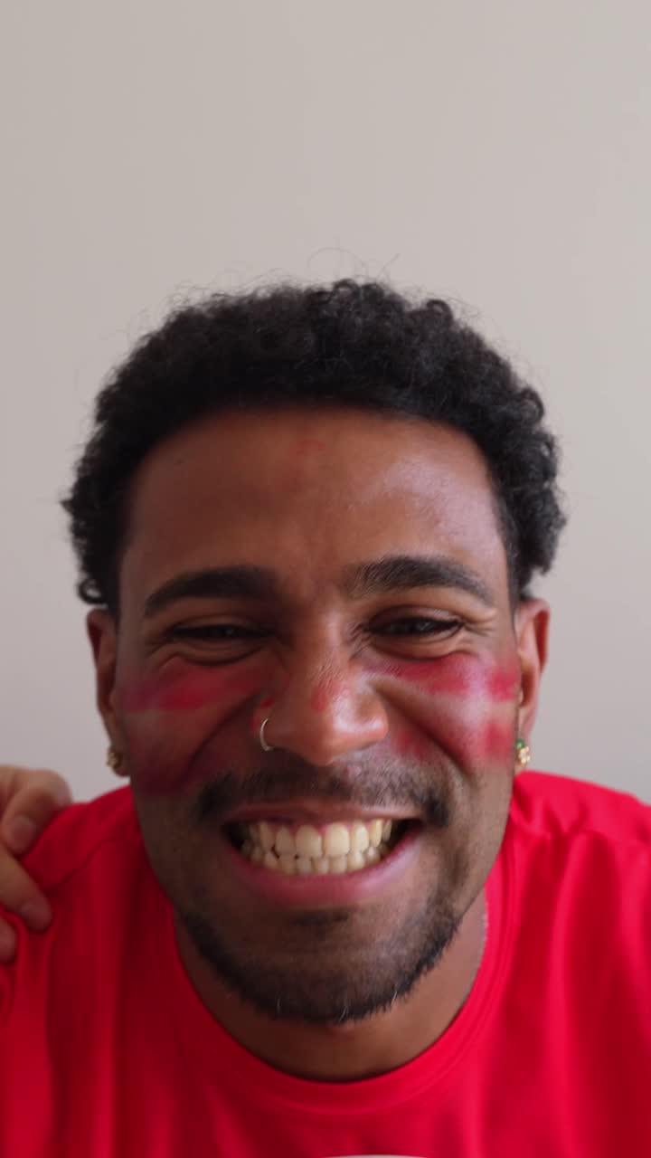 Uomo eccitato esulta e festeggia una partita di calcio a casa.