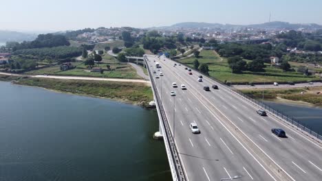 vista aérea de una carretera llena de autos en un puente sobre el río de porto-1