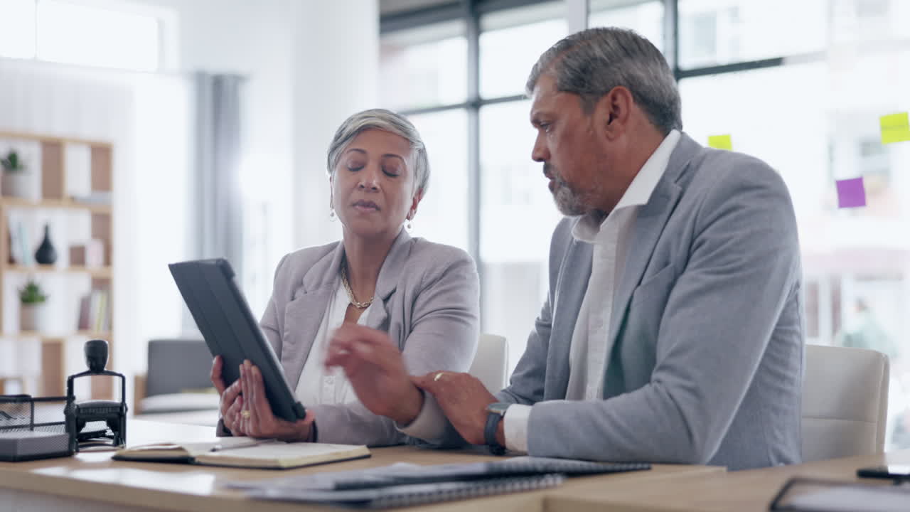 adultos mayores, personas de negocios y tabletas digitales