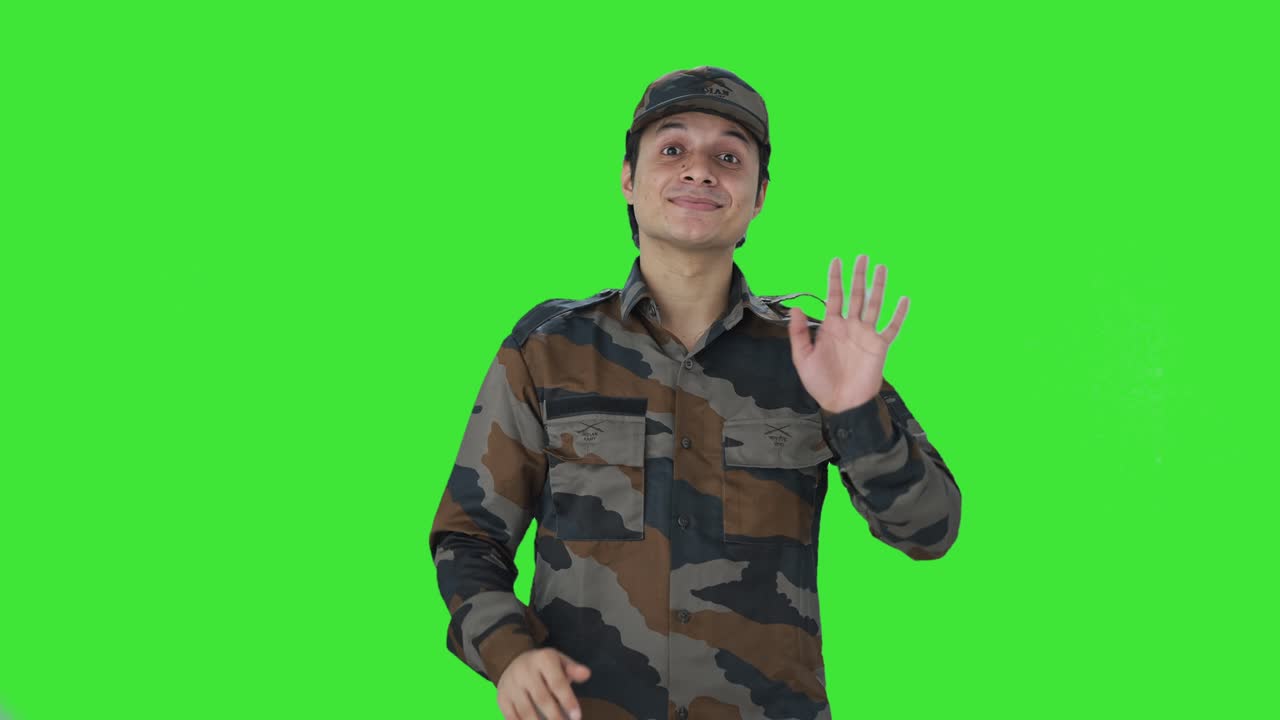 Soldato indiano felice che saluta con la mano, schermo verde