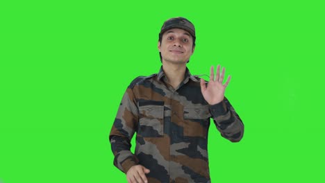 hombre feliz del ejército indio saludando pantalla verde