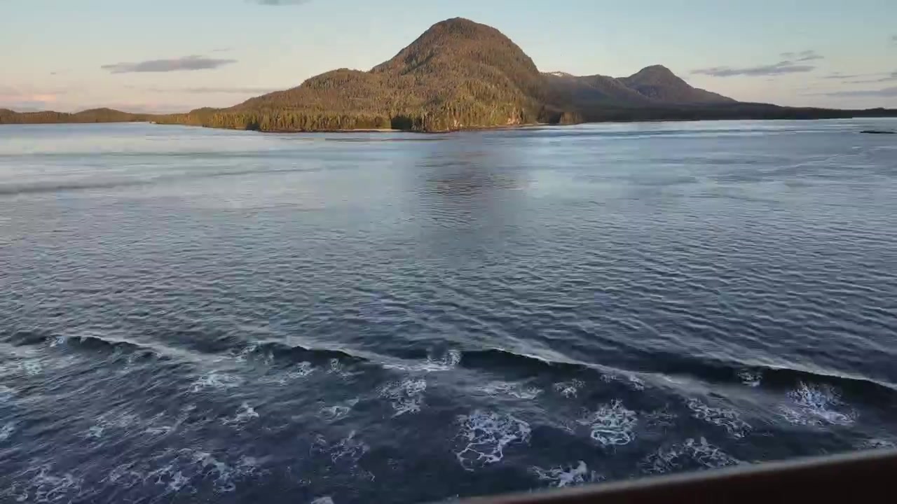 Zeitraffer der malerischen natürlichen Küste Alaskas vom Balkon eines Kreuzfahrtschiffes nach dem Verlassen von Ketchikan, Alaska