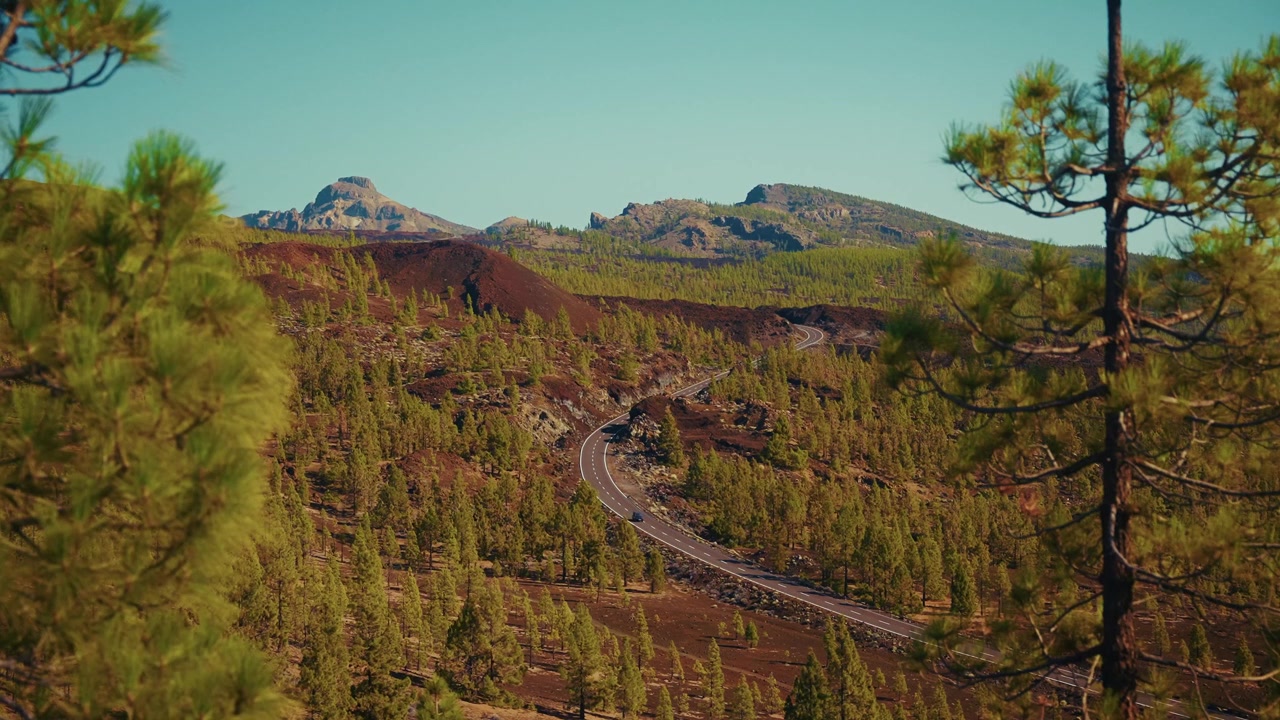 Auto che guidano nel vulcano Teide