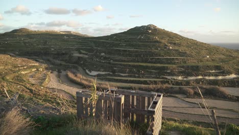 Refugio-De-Madera-Y-Construido-Sobre-Una-Colina-Con-Vista-Al-Mar-Mediterráneo-Y-Vegetación