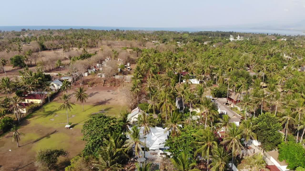 덥고 화창한 날 인도네시아 길리 에어 섬의 드론 샷