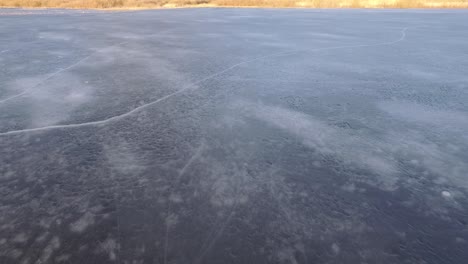 Ruhiger-Burtniekssee-Mit-Wenig-Eis-Und-Hohem-Wasserstand-Im-Frühlingsluftbild