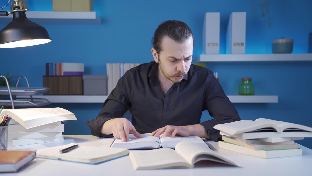 el joven historiador que lee el libro sobre la edad media está sorprendido y asombrado.