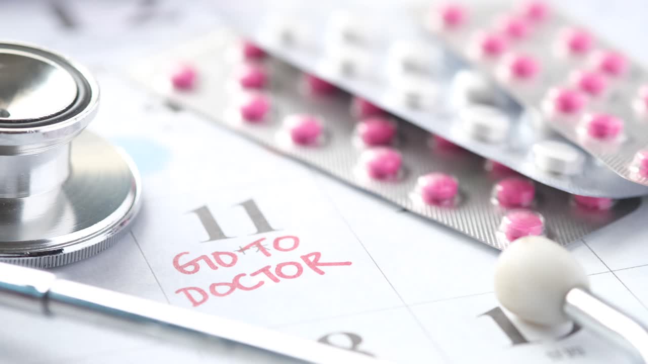 약과 스테토스코프와 함께 달력에 의사의 약속 상기