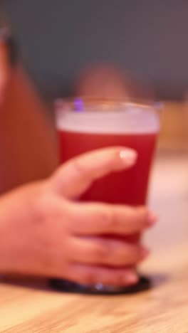 amigos intercambiando bebidas en un entorno animado
