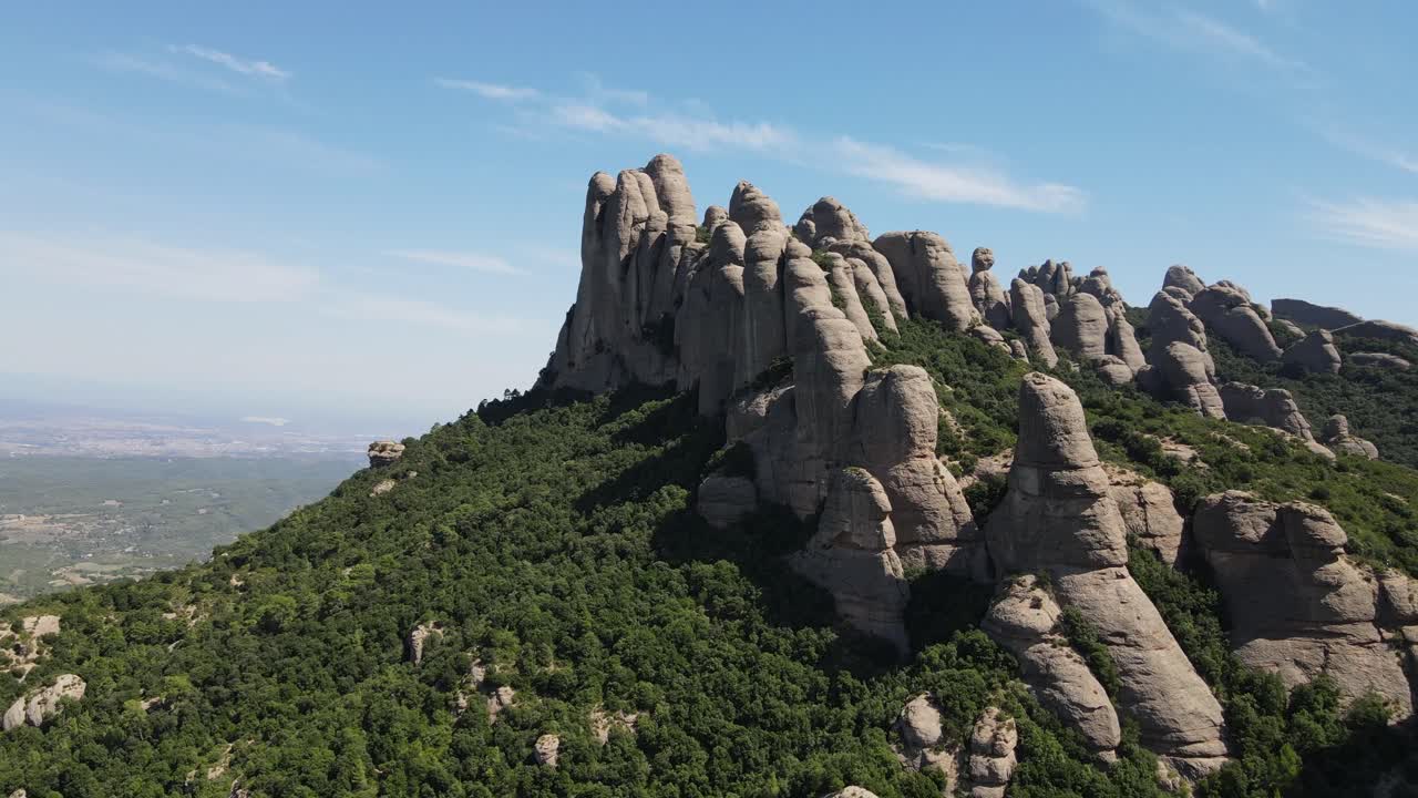 vistas aéreas de los picos de montserrat, una cadena montañosa en cataluña