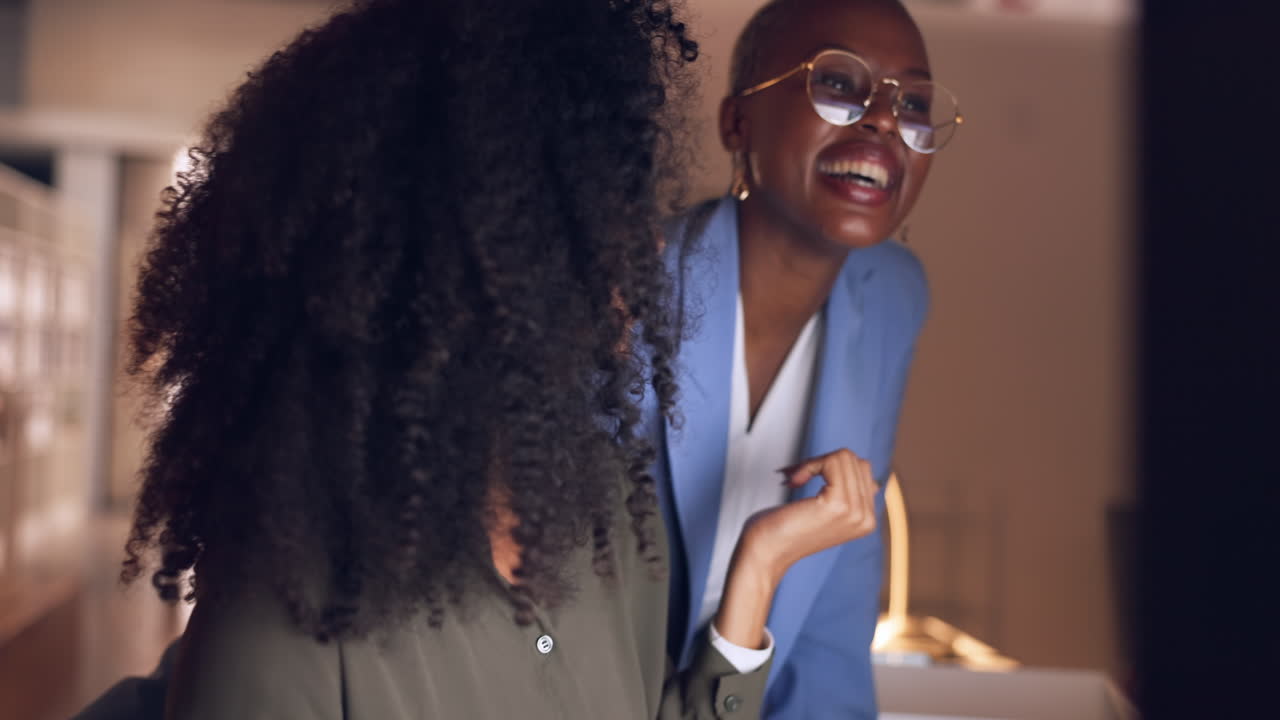 negocios nocturnos, empleados riendo