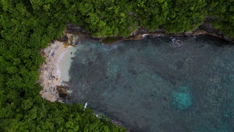 Entrada-Tropical-Con-Playa-De-Arena-Escondida-Y-Agua-Azul-Celeste-En-Nusa-Penida