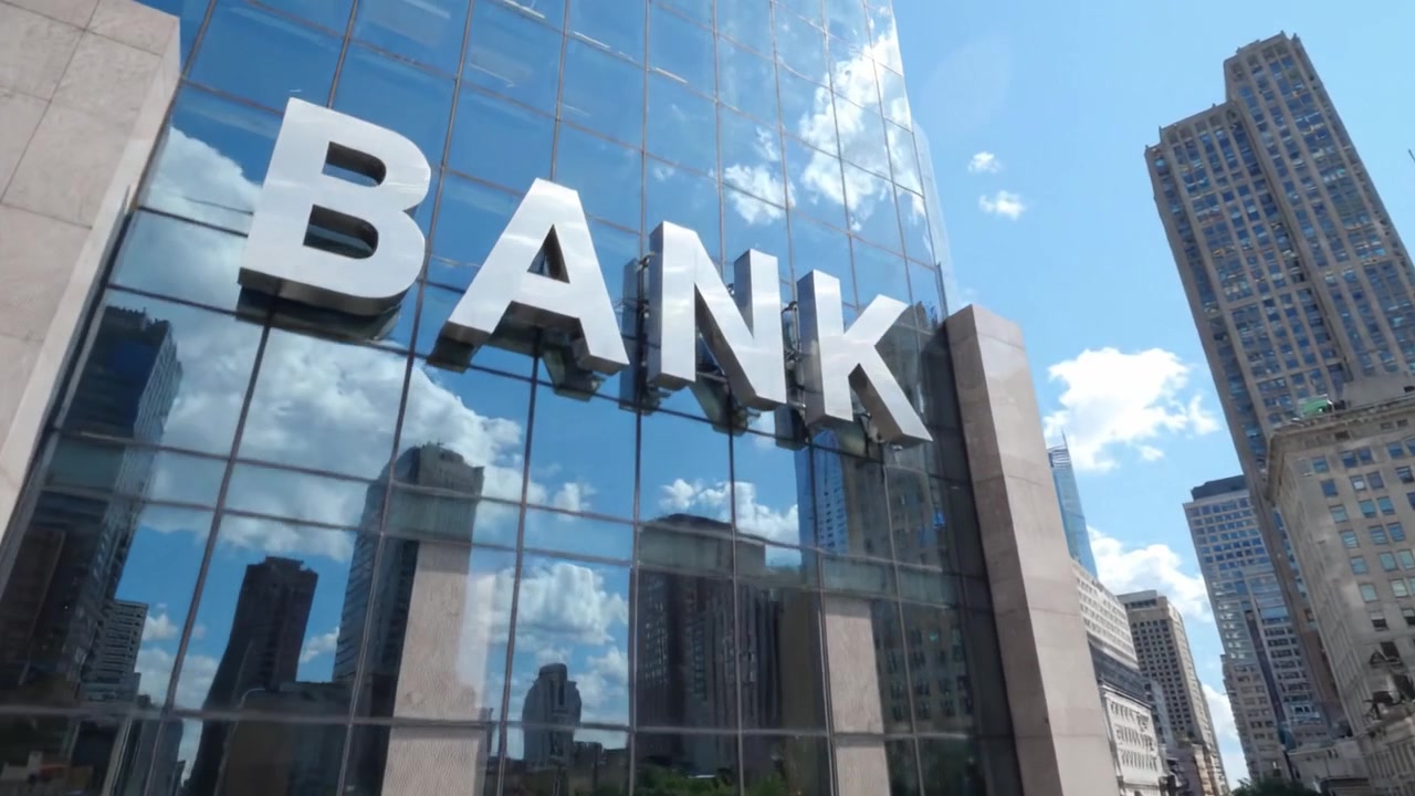 Arquitetura Bancária Urbana Moderna: Uma Vista Cativante do Centro Financeiro da Cidade com Fachadas de Vidro Refletindo o Céu e os Edifícios Circundantes